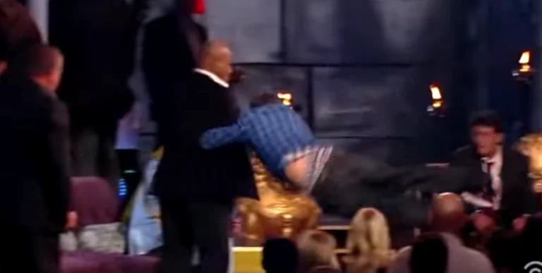 El momento en que Mike Tyson rompió la nariz del otro invitado en el show es una locura.