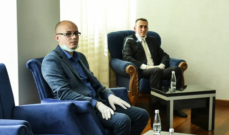 C'est l'autre conseiller de Kurti de la communauté serbe, Aleksandar Stankoviq