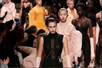 Fashion doesn't stop, it finds an ingenious way to be present in quarantine.