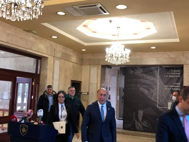 Haradinaj se dirige al Parlamento para reunirse con Thaci