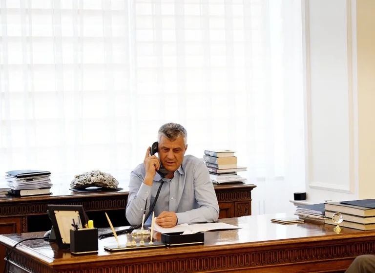 No se encuentran con Pacolli Thaci, pero hablan por teléfono sobre los siguientes pasos después del colapso del Gobierno.