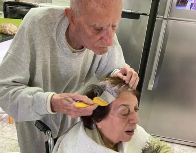 C'est l'amour : les cheveux de 92 ans sont peints à la maison