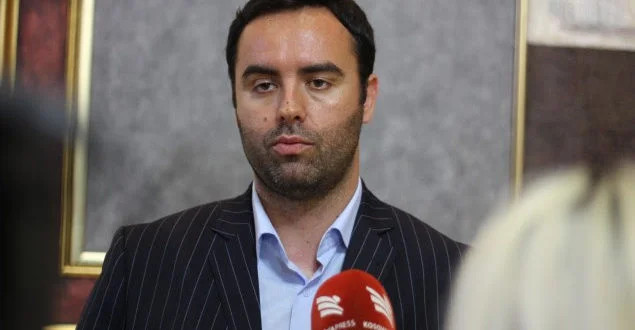 Ish-konsujt paralajmërojnë padi ndaj Glauk Konjufcës
