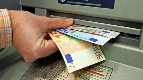 Azem: Lo stipendio del settore pubblico riduce del 50 per cento e i salari del settore privato aumentano del 50 per cento