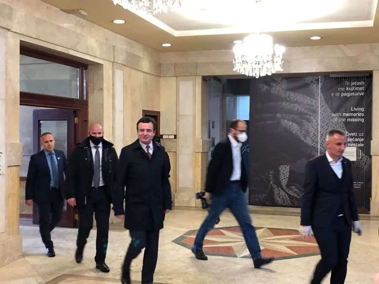 Kurti llega a las Presidencias, se reúne con Thaci