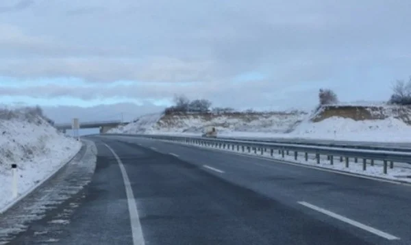 Cataratas de nieve: caminos interminables de Kosovo