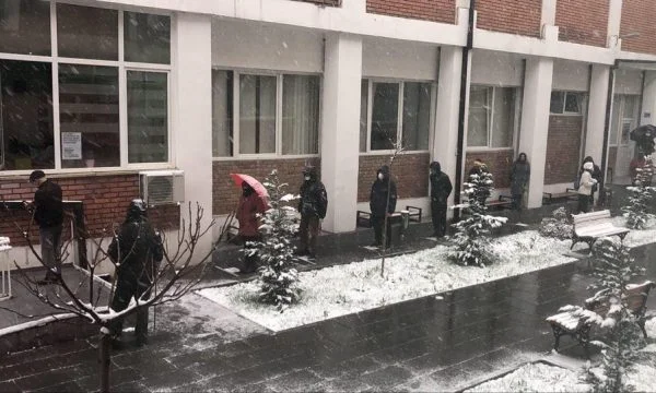 Los ciudadanos mantienen su distancia incluso en tiempos nevados