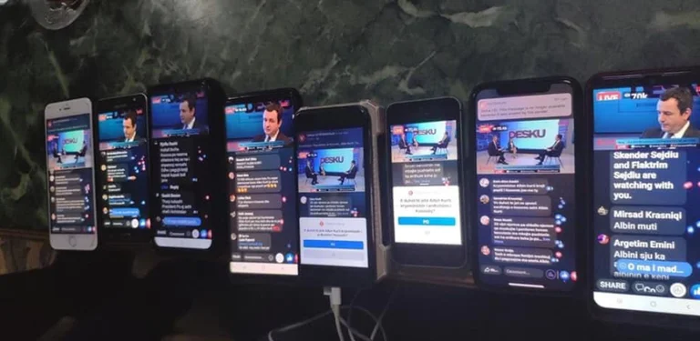 Una persona con 8 telefoni/ E' cosi' che Kurt sta rompendo i registri di Facebook.