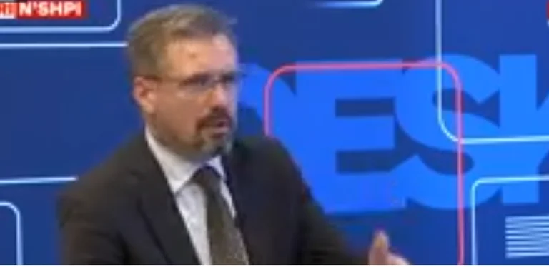 Der Journalist sagt Kurt: Vjosa Osmani will ihr nicht in ihrem Namen sprechen