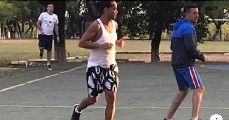 Ronaldinho subit la défaite en prison, le voleur et le tueur annonce la défaite