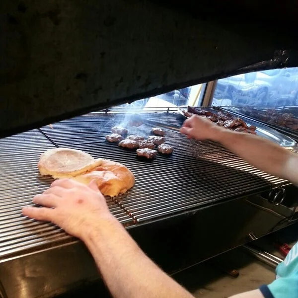 Arrêté après avoir ouvert le kebabto au travail