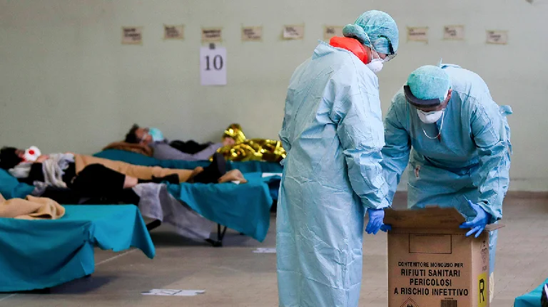 Le compte-rendu choquant du coronavirus de 38 ans : les patients criaient, je n'étais pas touché à la main