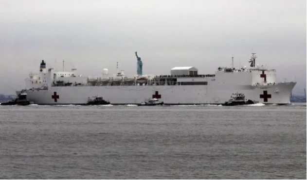 Krankenhaus-Militärschiff kommt in New York an