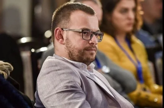 Le député du VV réagit après que le frère engagé à Arben Vitia a été retiré : Non engagé mais nommé, non, non, non.