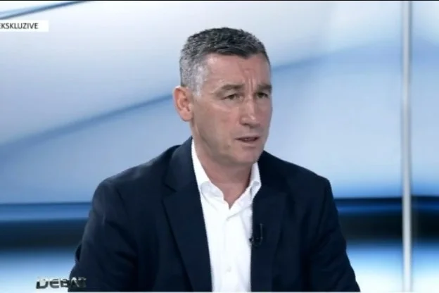Kadri Wessel pour Albin Kurti: Ça ne rend pas ça ironique avec la Maison Blanche, stupide.