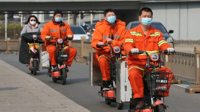 Les résidents de Wuhan attendent des heures pour récupérer les restes de leurs proches.