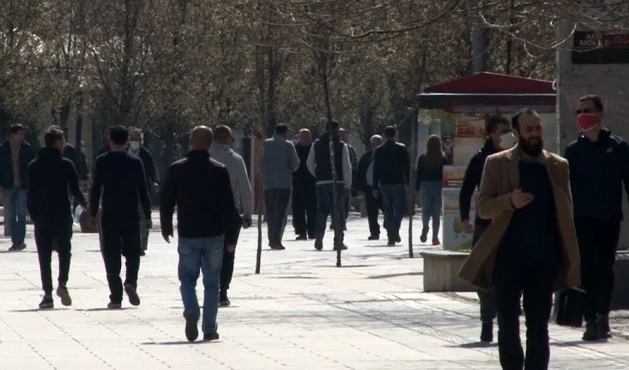 Les citoyens ignorent les recommandations, marchent librement