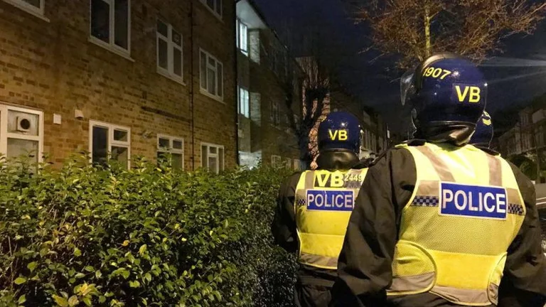 Il mondo intero combatte contro la diffusione della coronaria, i partiti di hosting britannici
