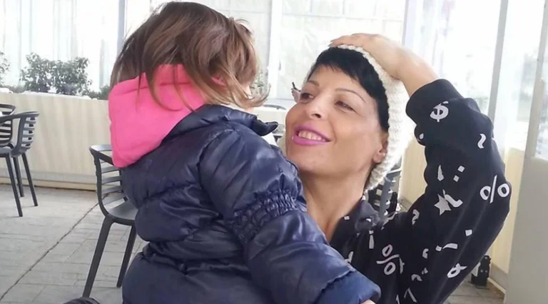 Aurela Gache torna alle ragazze dopo 14 giorni, un momento emozionante