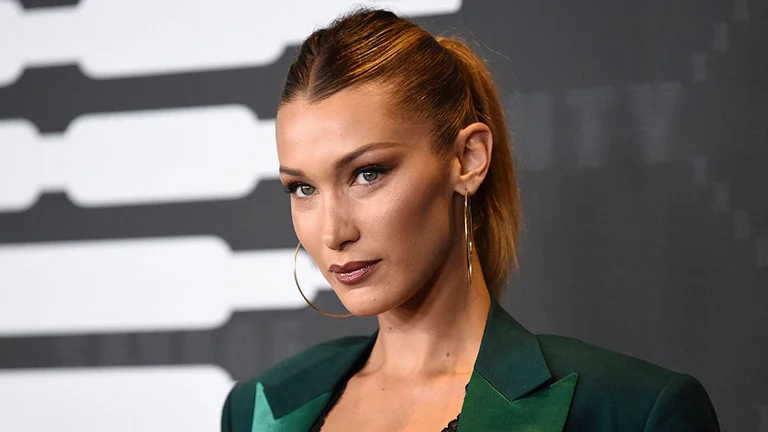 Bella pose dans le bikini, montre les lignes du corps