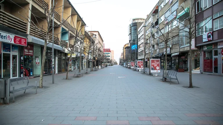 Coltivazioni urbane e urbane per le strade durante i coprifuoco