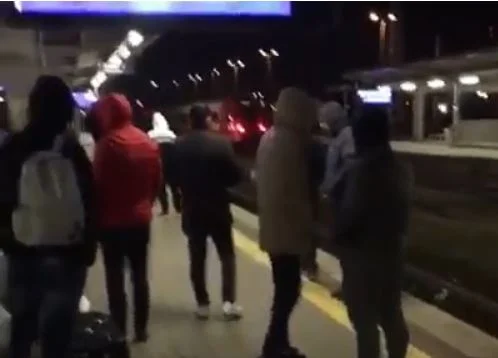 30 Albanais restent dans la rue en Pologne, exhortant l'Albanie à aider