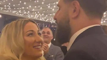 Erzina exprime publiquement son amour à McKresha