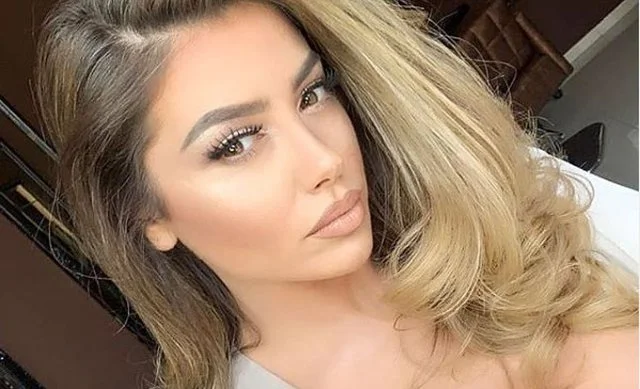 Arjola Demiri: Il vicino viene a casa mia tre volte al giorno
