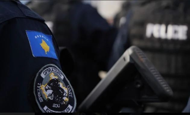 Versuchen Sie, illegal in Kosovo einzutreten, polizei ergreifen Polizei Ermittler zusammen mit Polizeifrau
