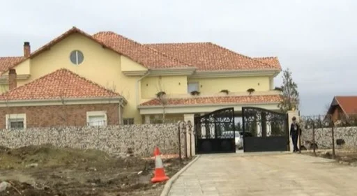 A drunk Serb arrested at President Thaci's house finds a knife