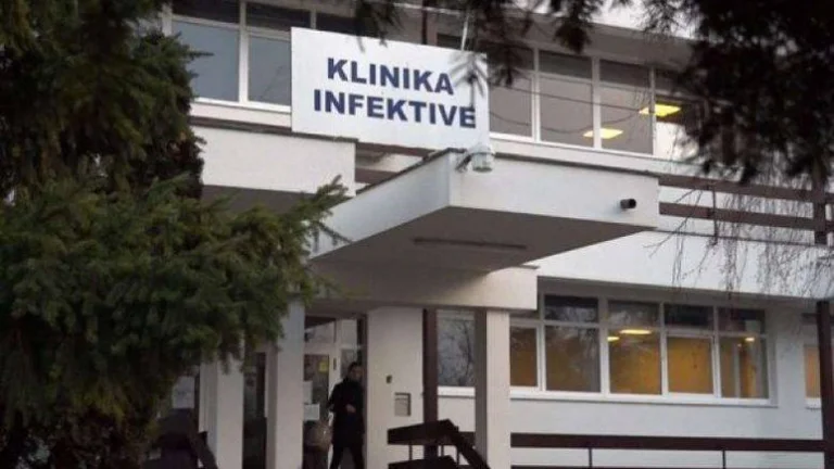 Der Coronavirus infizierte Mann steht in Pristina