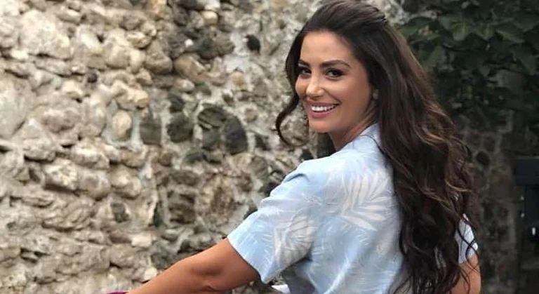 L'isolamento sta causando problemi ad Arjola Demiri: il vicino dice che chiamerà la polizia.