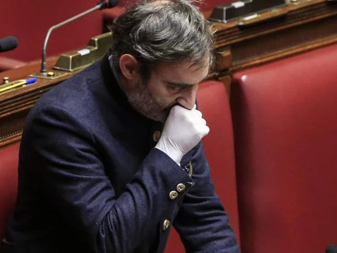 En el momento en que el diputado italiano estalla en lágrimas: No hay lugar para llevar a las víctimas (Vídeo)