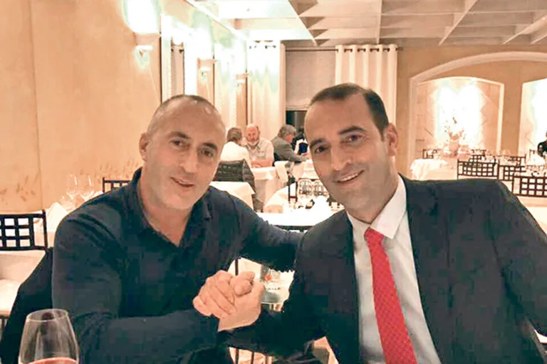 Albin Kurti va s'agenouiller contre David et moi.