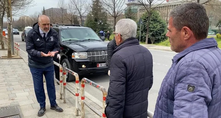 Edi Rama nella giacca di Juventu sulle strade di Tirana va pagine virali a bianconere