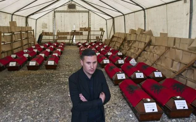 Gramoz Berisha, mère, commémore 52 membres de sa famille tués par les forces serbes