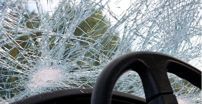 MPB Autounfall, drei Menschen verletzen