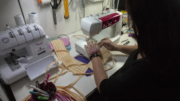 Las casas de moda comienzan a producir máscaras