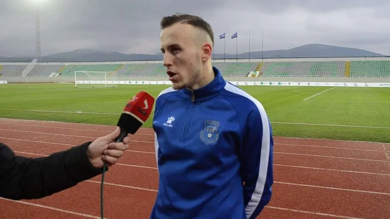 Il calciatore che ha lasciato il Kosovo dopo non aver ricevuto l'invito di Callandes dà sostegno a Kurti: “Halldo vota