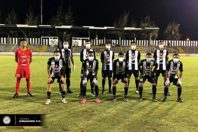 Incredibile. Giocatori di calcio in Nicaragua che giocano maschera e glove calcio