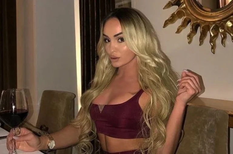 Adelina Berisha mostra se è correlato