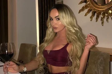 Adelina Berisha montre s'il est lié