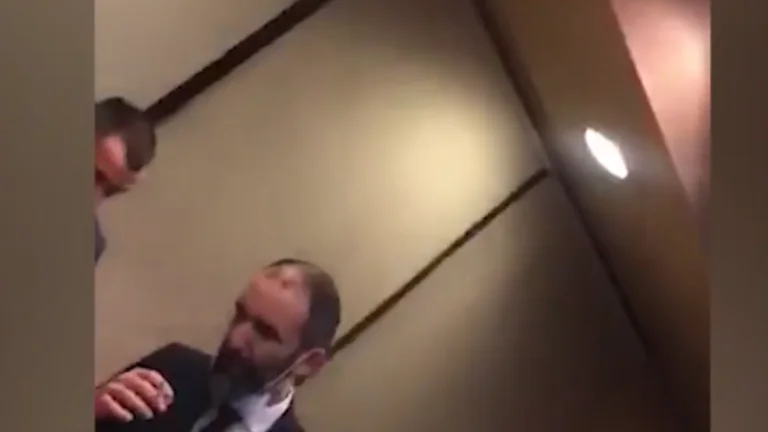 VVC) MP visto fumar dentro de la Asamblea