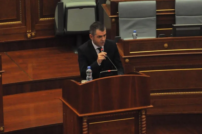 Cameron Shala est en colère contre l'interruption du mot, dit Kurti d'Abbas : Ta gueule, ce soir on parle