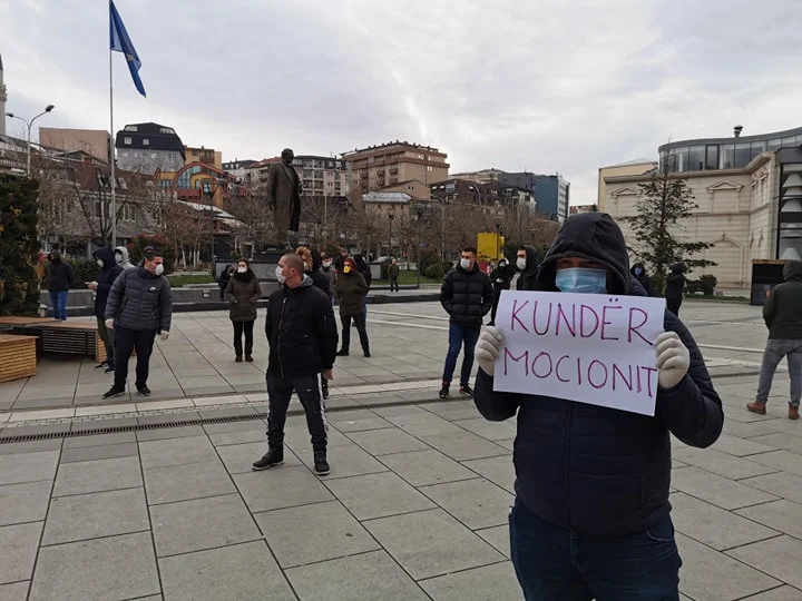 Des militants de VV protestent devant le Parlement