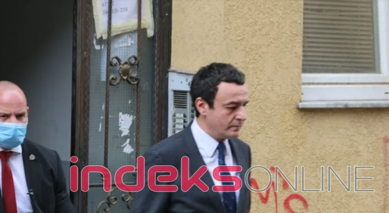 Albin Kurti con gli occhi lividi va al caveau: il primo ministro ha combattuto qualcuno?