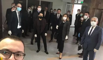 Les députés à l'auto-détermination font masque esselfie à la veille de l'audition de Kurti