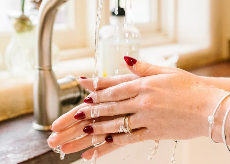 Wenn Sie Ringe am Finger haben, ist es sinnlos, Ihre Hände zu waschen, hier ist eine Warnung von Experten