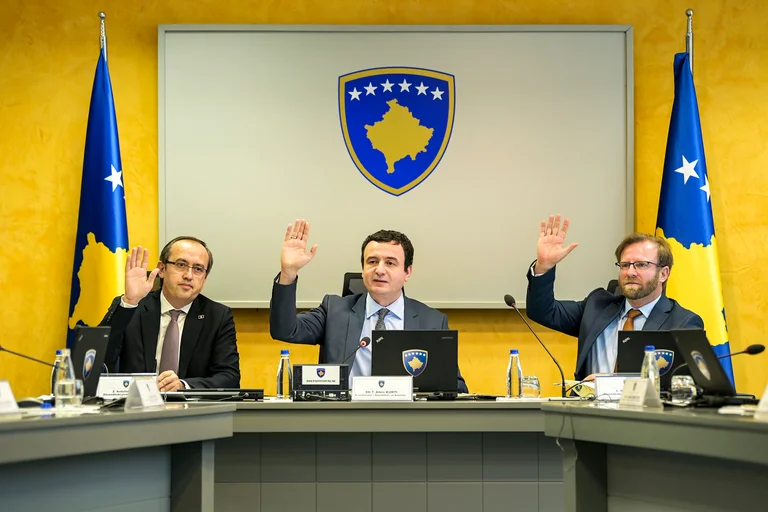 Qeveria voton për largimin e taksës 100% për lëndën e parë, pa ministrat e LDK’së