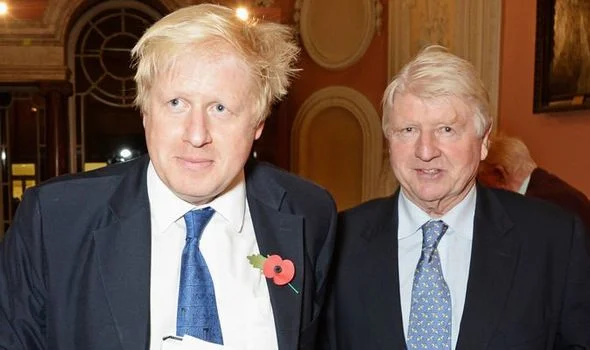 Boris Johnson sacó a Gran Bretaña de la UE; su padre busca pasaporte francés